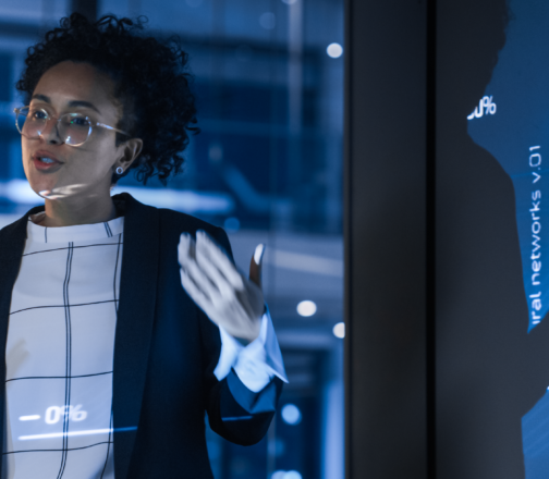 Open iT expert presenting performance metrics during an IT asset management implementation session, highlighting ITAM practices and effective it asset management strategies.