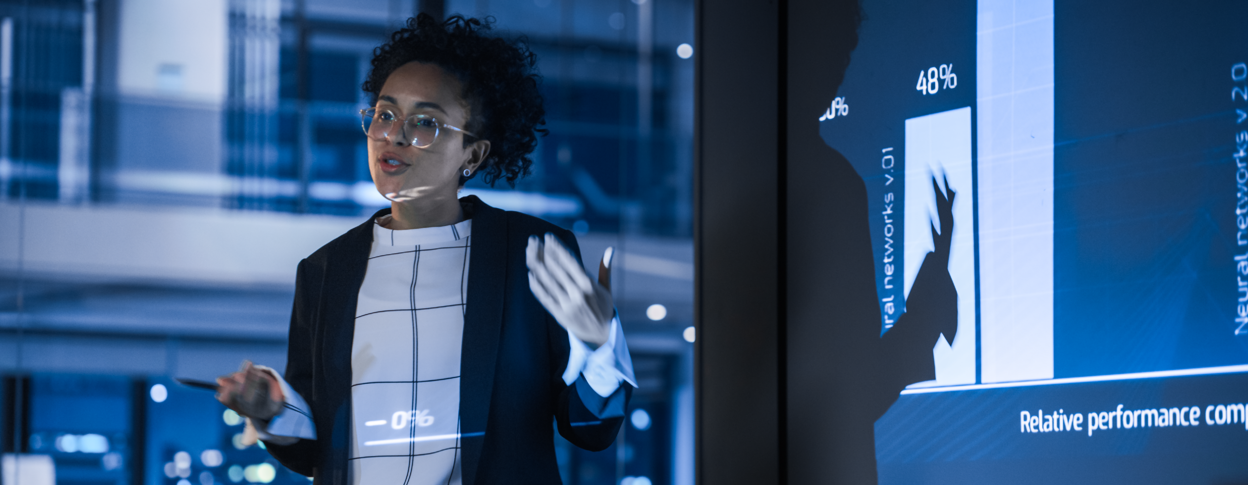 Open iT expert presenting performance metrics during an IT asset management implementation session, highlighting ITAM practices and effective it asset management strategies.